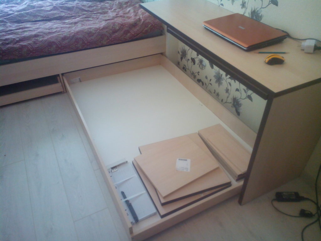 Кровать-книжный шкаф и парящий стол. (Часть 1)